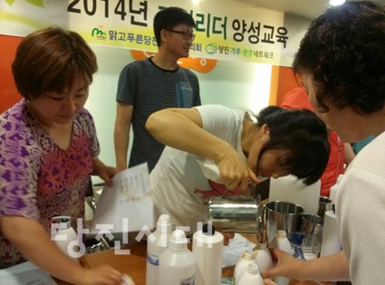 EM주방세제 만들기 교육이 이뤄지고 있다.