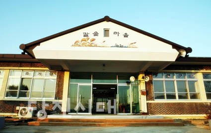 충남 서천군에 위치한 갈숲마을은 주민들이 폐교를 활용해 다양한 체험활동을 실시하면서 많은 관광객을 유치하고 있다.