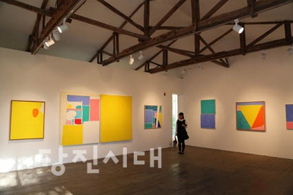 아미미술관 내부의 모습. 교실의 옛 모습을 살려 작품을 전시하고 있다.
