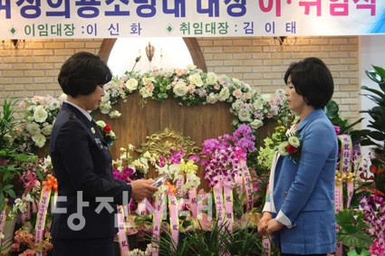 ▲ 김이태 취임대장이 이신화 이임대장에게 상패를 수여하고 있다.