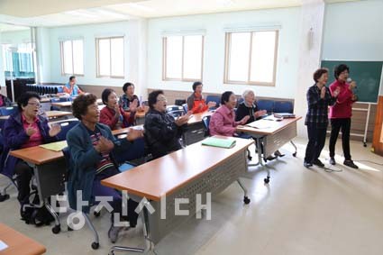 흰머리 청춘들의 구성진 노랫가락