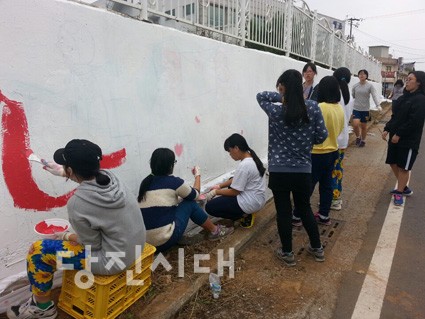 ▲ 벽화그리기 사업에 참여한 청소년들