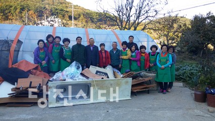▲ 석문농협 임직원과 농가주부모임 회원들의 모습.