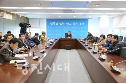 ▲ 지난 10일 당진시청 소회의실에서 김홍장 시장이 당진시 농업인단체 대표들과 간담회를 진행했다.