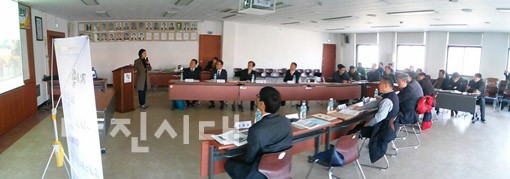 ▲ 맑고푸른당진21 주최로 열린 ‘석문호, 해수유통 가능한가’ 토론회에서 박선미 시화호생명지킴이 사무국장이 시화호의 해수 유통 사례에 대해 설명하고 있다.