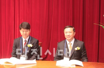 (왼쪽부터) 전명관 이임회장, 강춘석 취임회장