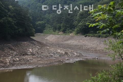▲ 면천면 삼웅저수지가 거의 바닥을 드러냈다.