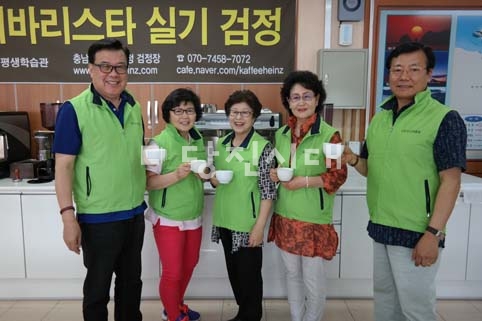 ▲ 당진시니어클럽 바리스타 교육에 참가하고 있는 어르신들