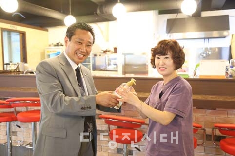 ▲ 김장수 지부장이 외식업소를 들려 손세정제를 전달하고 있다.