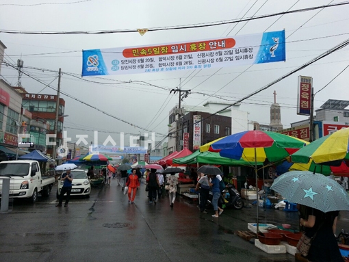 ▲ 지난 20일 당진 5일장이 휴장했다는 현수막이 걸렸음에도 불구하고 타 지역에서 온 상인들이 점포를 펴고 영업하고 있다.