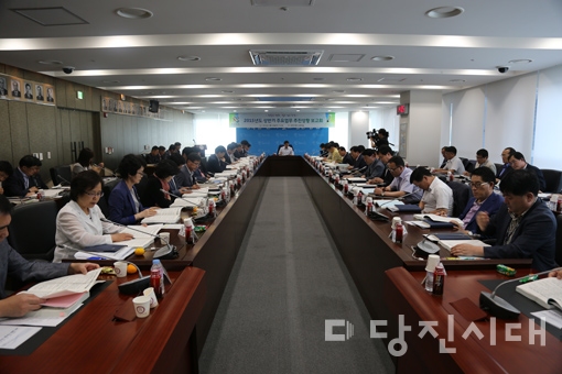 ▲ 지난 24일 당진시청 소회의실에서 2015년도 상반기 부서별 주요업무 추진상황 보고회가 개최됐다.