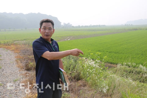 ▲ 당진포2리 강관묵 주민대책위원장이 낙농착유단지 예정부지를 돌아보며 주민들이 반대하는 이유에 대해 설명하고 있다.