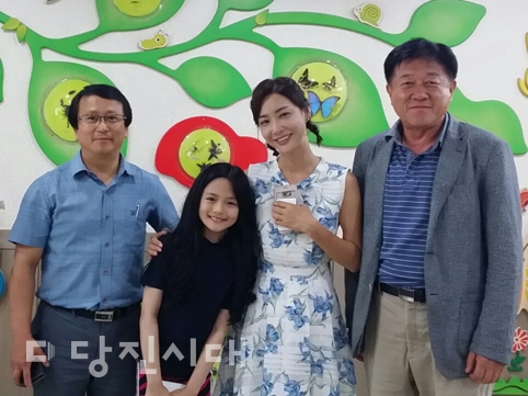▲ 드라마 ‘도대체 무슨 일이야’ 출연진과 안준영 송악읍주민자치협의회장(왼쪽)