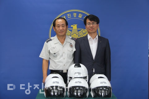 ▲ 농협중앙회 당진시지부와 당진경찰서가 안전모 전달식을 진행했다.