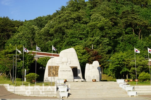 ▲ 범죄인 명부를 들고있는 정성환 옹