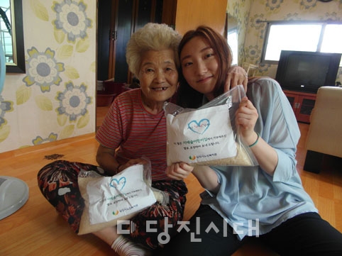 ▲ 사랑의 쌀 모으기 캠페인을 진행하는 당진시노인복지관이 독거노인에게 쌀을 전달했다.