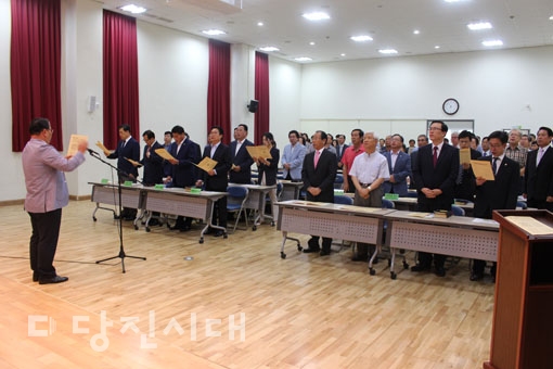 ▲ 지난 15일 송산종합사회복지관에서 진행된 광복 제70주년 기념예배 및 조찬기도회에서 8·15 광복절 노래를 제창하고 있다.