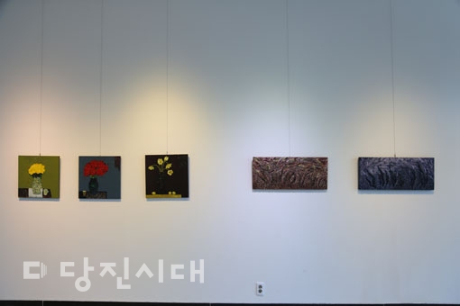 ▲ 아트송악에서 오는 31일까지 8명의 작가가 참여한 <꽃시를 날다> 그룹전이 진행된다.