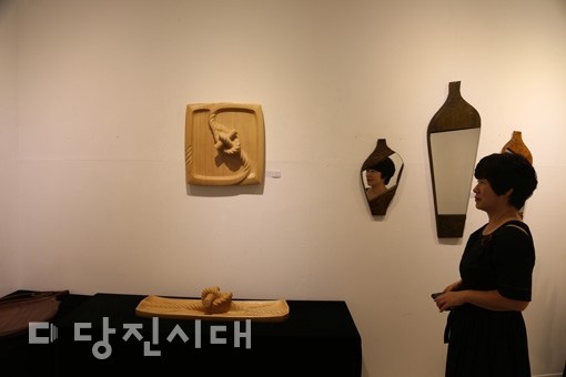 ▲ 여미갤러리에서 진행되는 전시 작품과 조성춘 작가의 모습