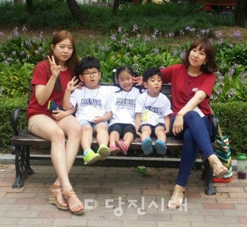 ▲ 왼쪽부터 전소라 교육교사, 송예찬(7세, 신평어린이집), 류다경(7세, 수미어린이집), 송우석(5세, 리가어린이집), 송한나 원장