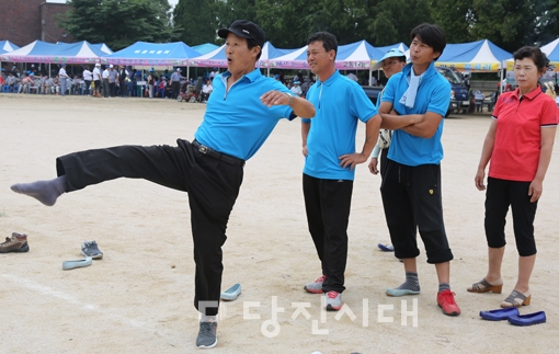 ▲ 지난 7일 합덕읍민 체육대회에 참가한 주민들이 고무신 던지기 경기에 참여하고 있다.