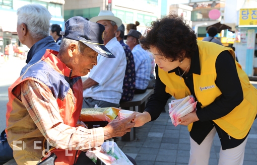▲ 구터미널 교차로 앞에서 바울전도단원들이 시민들에게 차를 나눠주며 전도하고 있다.