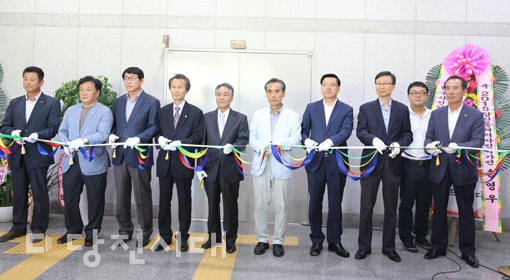 ▲ 2015 당진 올해의 사진작가전 커팅식이 지난 9일 당진문예의전당 전시관에서 이뤄졌다.