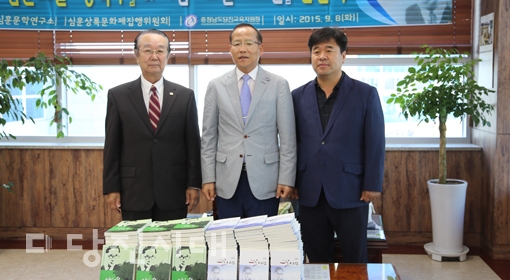 ▲ 충청남도당진교육지원청 교육장실에서 심훈문학연구소 심천보 이사장과 심훈상록문화제집행위원회 한기흥 위원장이 충청남도당진교육지원청 심재진 교육장에게 시집과 소설을 전달했다.