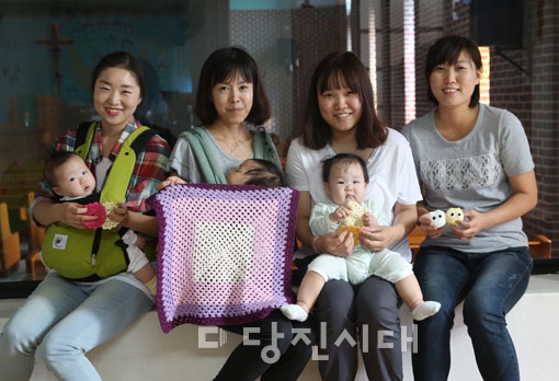 당진장로교회에서 손뜨개교실에 참여하고 있는 (왼쪽부터)임승희 회원, 김이경 집사, 정원영 회원, 한진아 회원의 모습