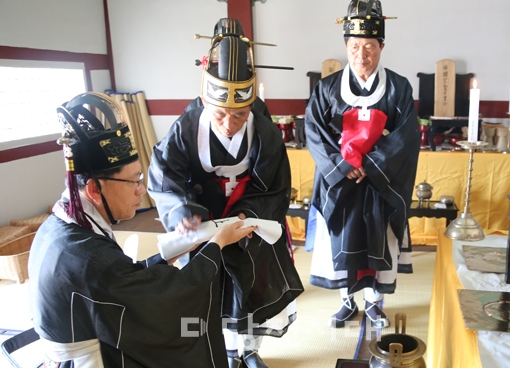 면천향교 대성전에서 추계석전대제가 지난 18일 진행됐다.