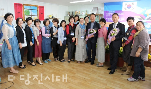 ▲ 온로타리클럽 회원들이 어려운 이웃 돕기를 위한 바자회를 열었다.