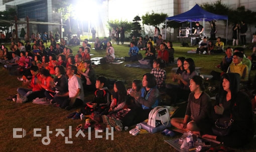 당진힐링산악회가 당진문예의전당 야외무대에서 지난 16일 힐링콘서트를 진행했다