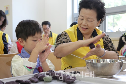 ▲ 당진시노인복지관에서 진행된 송편 빚기에 참여한 봉사자들