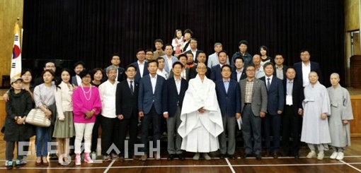 ▲ 39년만에 처음으로 명진스님이 송악중학교 팔아관에서 특강을 열었다.