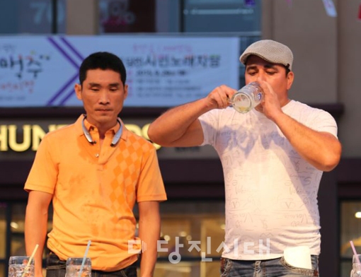 ▲ 당진시민들이 제1회 당진 불빛&맥주페스티벌 프로그램에 참여하고 있다.