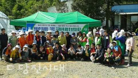▲ 석문농협 농가주부모임 회원들과 대전 탄동농협 고향주부모임 회원들이 농촌 일손 돕기 및 도농 교류 활동을 펼쳤다.