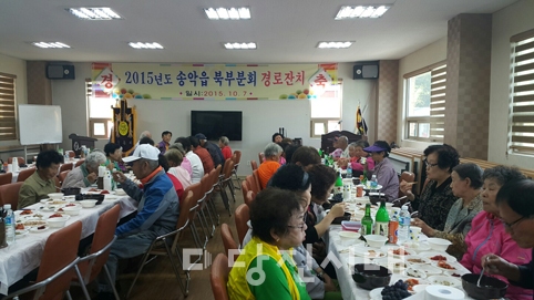 ▲ 노인의 날을 기념하는 경로잔치가 각 읍면동에서 진행됐다. 사진은 송악읍 북부분회에서 개최한 경로잔치의 모습