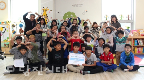▲ 계성초 4학년 3반 학생들이 당진시장애인복지관에 후원금을 지난 8일 전달했다.