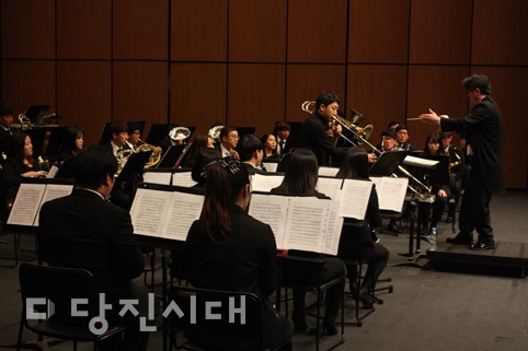▲ 지난 10일 당진문예의전당에서 당진윈드오케스트라 제2회 정기연주회가 열렸다.