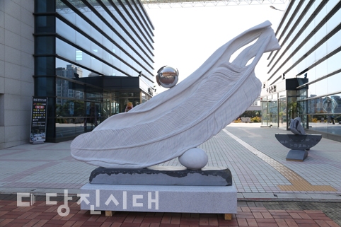 ▲ 배효남 조각가의 우연한 여행자 작품