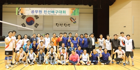 ▲ 지난 14일 당진종합운동장 실내체육관에서 인근 4개 시·군 공무원들이 참여하는 친선 배구대회가 개최됐다.