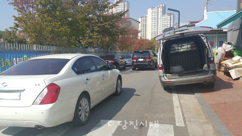 ▲ 학교 앞 도로에 불법주차 된 차량들