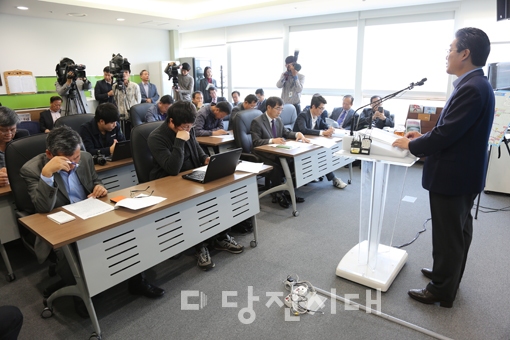 ▲ 지난 19일 김홍장 당진시장이 송전선로 건설과 관련해 기자회견을 열고 반대 의사를 표명했다.