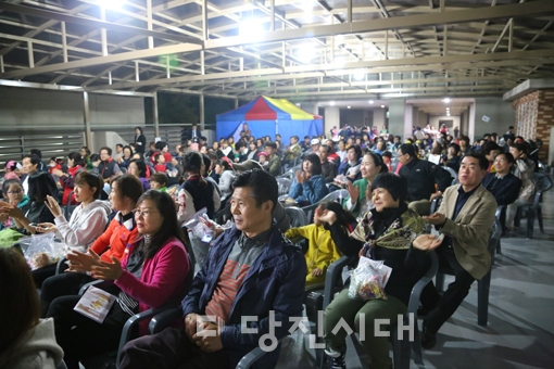 ▲ 신편LIG리가아파트 입주민화합 가을음악회에서 박수를 치는 입주민들의 모습