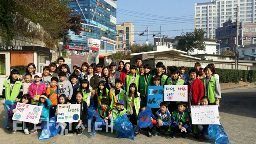 ▲ 기지초등학교 학생들과 학부모, 교사들이 송악읍 일대 환경 정화를 지난 17일 나섰다.