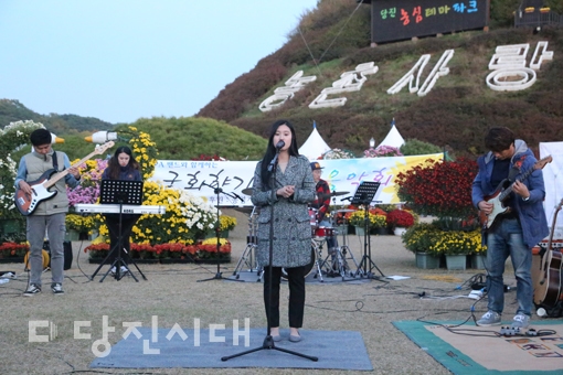 ▲ 지난달 31일 당진농업기술센터에서 빅초코렛 밴드가 공연하고 있는 모습