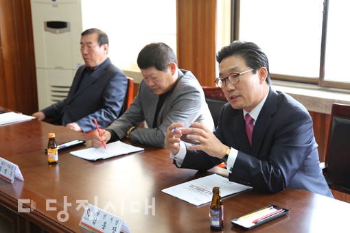 ▲ 전국이통장연합회 당진시지회가 김홍장 당진시장과 간담회를 열고 지역 현안을 논의했다.