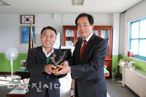 ▲ 나기복 해나루시민학교 교감이 계성초에 규화목 30점을 기증했다.