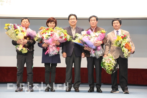 ▲ ‘3농 혁신 비전선포 및 제6회 당진시 농업인 한마음 대회’에서 당진시농업인상을 수상한 사람들