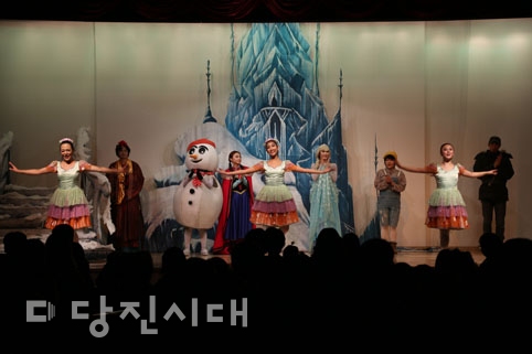 ▲ 당진시건강가정지원센터의 주최로 맞벌이 가정을 위한 가족뮤지컬 ‘겨울왕국’이 지난 25일 당진시종합복지타운에서 공연됐다.